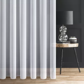 Tkanina firanowa typu peru z delikatnym połyskiem zakończona szwem obciążającym