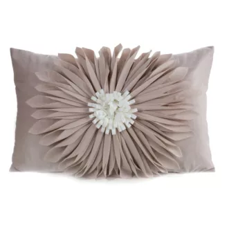 Poszewka na poduszkę 30 x 50 cm z welwetu kolor beżowo, kremowy zdobiona dużym kwiatem 3D FLORES 3