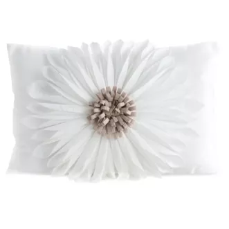 Poszewka na poduszkę 30 x 50 cm z welwetu kolor kremowo, beżowy zdobiona dużym kwiatem 3D FLORES 3