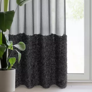 Firana czarna z etaminy zdobiona w dolnej cześci firany puszystą futrzaną aplikacją 140x270 cm taśma MARION