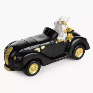 Wielkanocna figurka zajączka w samochodzie