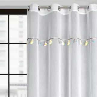 Firana biała z etaminy zdobiona taśmą dekoracyjną z wiszącymi trójwymiarowymi słonikami 140x250 cm przelotka KIDS