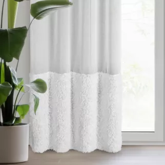 Firana biała z etaminy zdobiona w dolnej cześci firany puszystą futrzaną aplikacją 140x270 cm taśma MARION