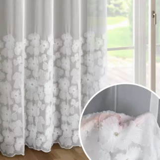 Dekoracja okienna biała z gładkiej tkaniny zdobiona pasem aplikacji w kwiaty z koralikami 140x250 cm przelotka JASMIN EVA MINGE