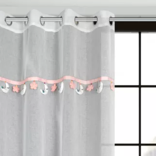 Firana biała z etaminy zdobiona taśmą dekoracyjną z wiszącymi trójwymiarowymi księżycami 140x250 cm przelotka MOON