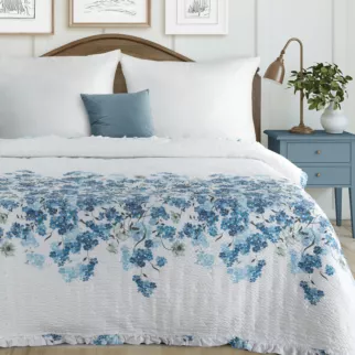 Narzuta pikowana hot press biało, niebieska 240x220 cm zdobiona drobnymi kwiatami NOA