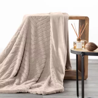 Koc 150x200 cm beżowy, z miękkiej tkaniny futerkowej z efektem 3D KATE