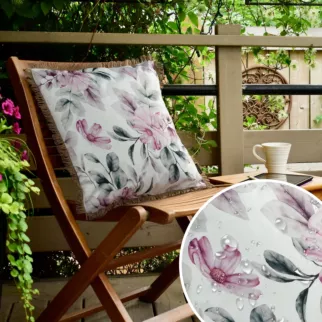 Poszewka na poduszkę 45x45 cm z tkaniny wodoodpornej biało, różowa idealna na taras oraz balkon zdobiona nadrukiem kwiatów i frędzli GARDEN