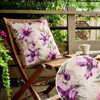 Poszewka na poduszkę 45x45 cm z tkaniny wodoodpornej kremowo, różowa idealna na taras oraz balkon zdobiona nadrukiem kwiatów i frędzli GARDEN