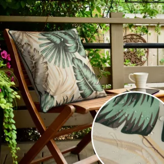 Poszewka na poduszkę 45x45 cm z tkaniny wodoodpornej kremowo, zielona idealna na taras oraz balkon z motywem egzotycznych liści GARDEN