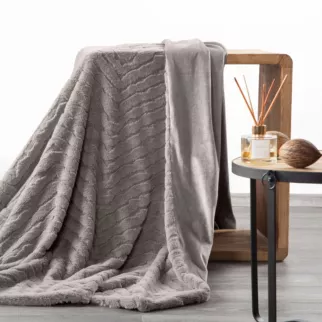 Koc 150x200 cm srebrny, z miękkiej tkaniny futerkowej z efektem 3D KATE