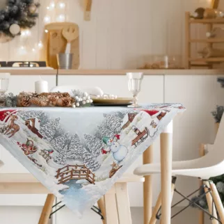 Obrus srebrny 100x100 cm gobelinowy przetykany metaliczną nicią z wzorem zimowego miasteczka