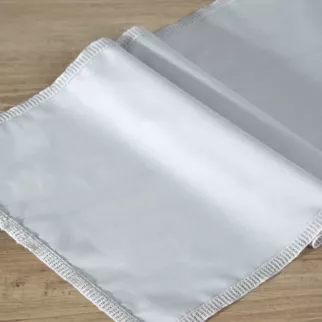 Bieżnik na stół 35x180 cm popielaty SAVONA subtelnie podkreślony wąską koronką REINA LINE