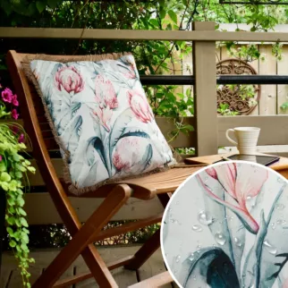 Poszewka na poduszkę 45x45 cm z tkaniny wodoodpornej biało, niebieska idealna na taras oraz balkon zdobiona nadrukiem kwiatów i frędzli GARDEN