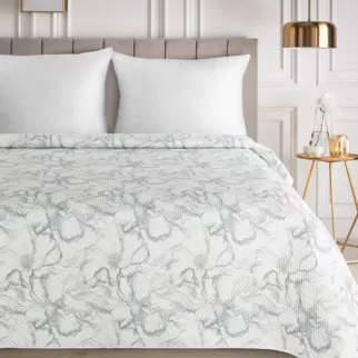 Narzuta biało, srebrna 170x210 cm pikowana metodą hot press zdobiona nadrukiem kwiatów LISA