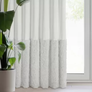 Zasłona biała zdobiona futerkiem 140x270 cm taśma - MARION