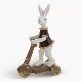 Wielkanocna figurka zajączka na hulajnodze