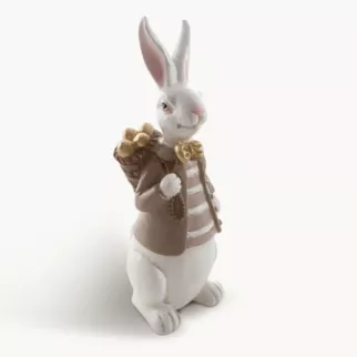 Wielkanocna figurka dekoracyjna zajączek w sweterku biało, beżowej kolorystyce
