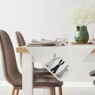 Bieżnik na stół biało, czarny 85x85 cm welwetowy WIOSNA zdobiony nadrukiem siedzących zajączków