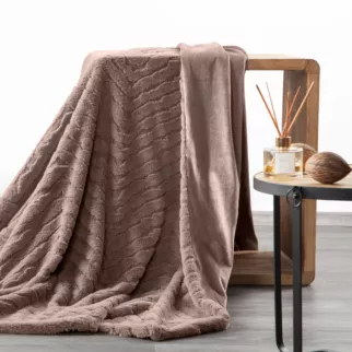 Koc 150x200 cm ciemnobeżowy, z miękkiej tkaniny futerkowej z efektem 3D KATE