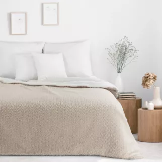 Narzuta-koc beżowo, kremowy 130x170 cm z przyjemnego futerka LARIS