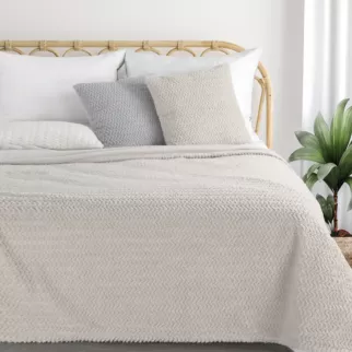 Narzuta-koc kremowy 130x170 cm z przyjemnego futerka LARIS