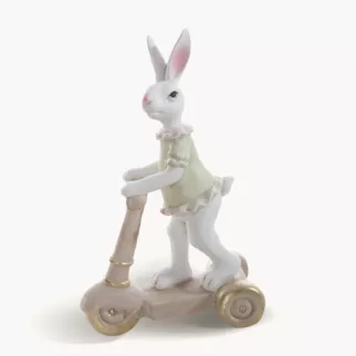 Wielkanocna figurka dekoracyjna uroczego zajączka na hulajnodze w miętowo, beżowej kolorystyce