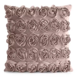 Poszewka na poduszkę 45 x 45 cm z welwetu kolor pudrowy zdobiona 3D aplikacją róż ROSES Eva Minge