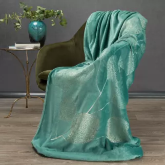Koc flano 150x200 cm turkusowy miękki i miły w dotyku z błyszczącym nadrukiem z motywem liści eukaliptusa GINKO 2 Eurofirany Premium