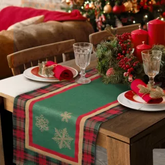 Bieżnik na stół czerwono, zielony 45x140 cm gobelinowy CHERRY z motywem złotych śnieżynek i ozdobną kantą w kratę