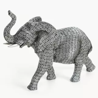 Figurka srebrna w kształcie słonia z metaliczną geometryczną strukturą 27x10x21 cm ZURI