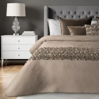 Narzuta welwetowa ciemnobeżowa 220x240 cm zdobiona pasem róż 3D ROSES Eva Minge