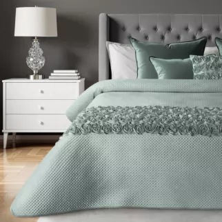 Narzuta welwetowa miętowa 220x240 cm zdobiona pasem róż 3D ROSES Eva Minge