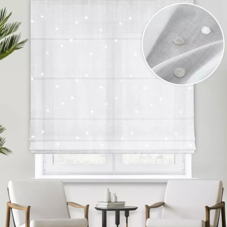 Roleta rzymska naturalno srebrna z matowej etaminy ozdobionej drobnym puchatym wzorem, wykończona obciążnikiem