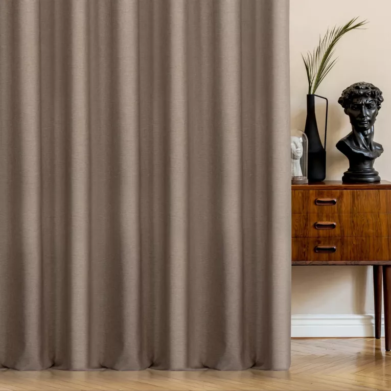 Zasłona szyta na taśmie 5 cm jasnobrązowa z miękkiej tkaniny o welurowej strukturze