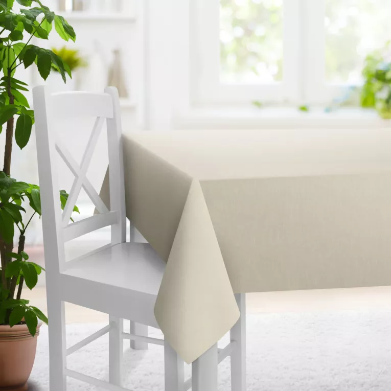 Obrus szyty kremowy z tkaniny szenilowej z efektem melanżu