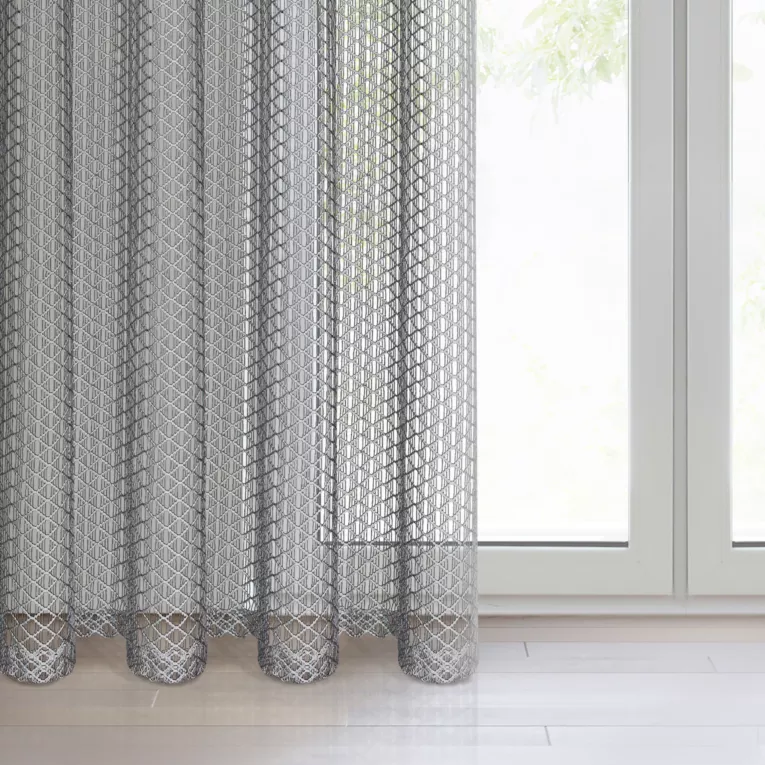 Firana srebrna o strukturze luźnej, geometrycznej siatki 140x250 cm przelotka AIDEN
