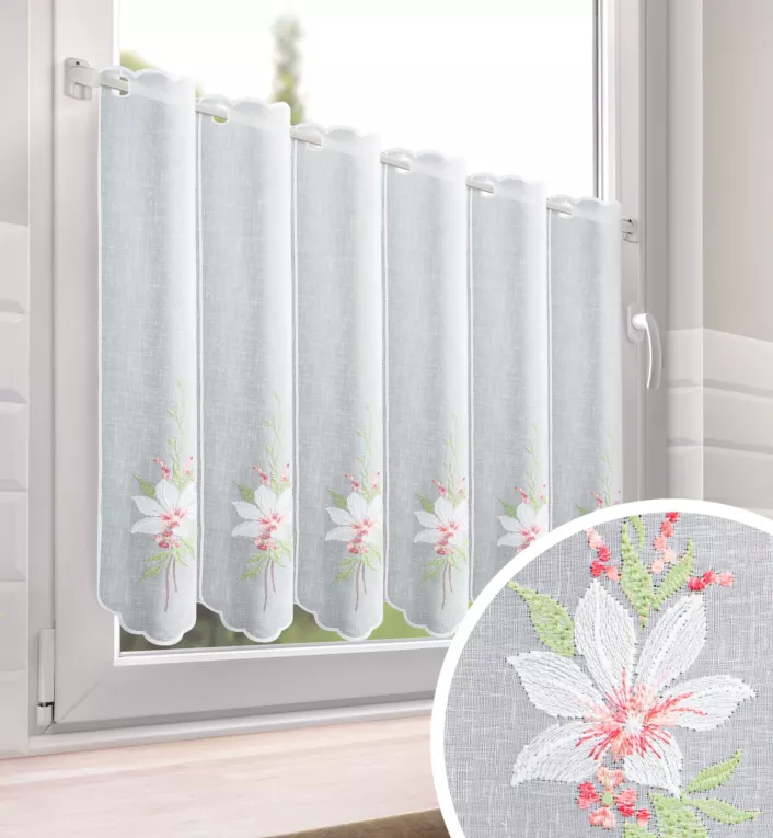 Tkanina firanowa zazdrostka zdobiona haftem roślinnym