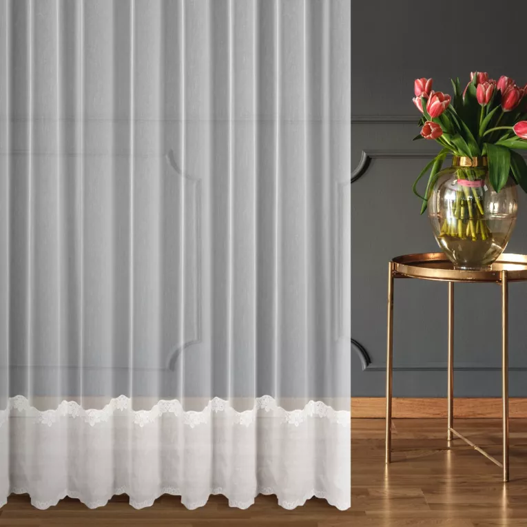 Firana szyta na taśmie 5 cm biała z gładkiej tkaniny typu aden z ozdobnym podwinięciem i matową gipiurką