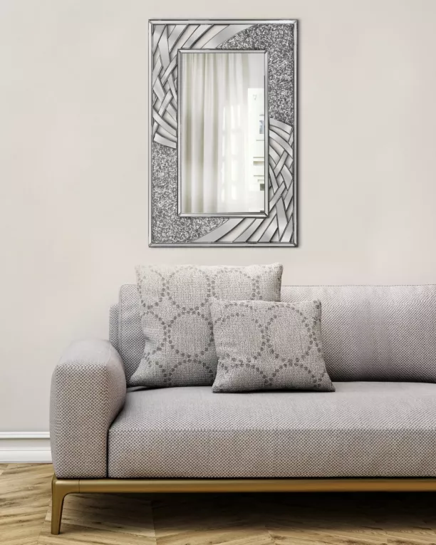 Lustro w dekoracyjnej ażurowej ramie z drobnymi kryształkami