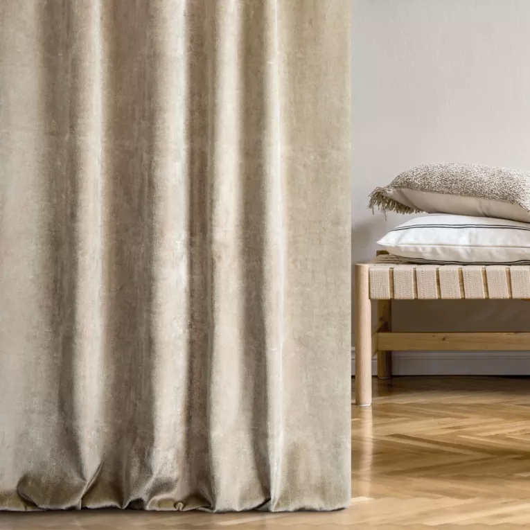 Zasłona szyta na taśmie 5 cm beżowo miedziana z welwetowej, miękkiej tkaniny, z połyskującym nadrukiem