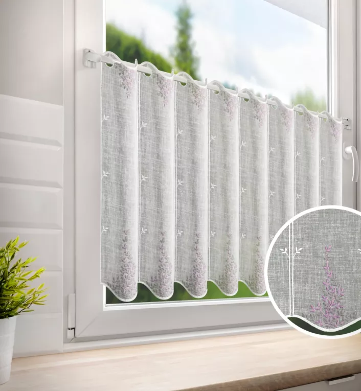 Tkanina firanowa zazdrostka zdobiona subtelnym haftem