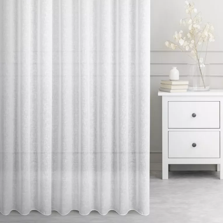 Firana szyta na przelotkach biała z delikatnej gładkiej etaminy wykończonej obciążnikiem