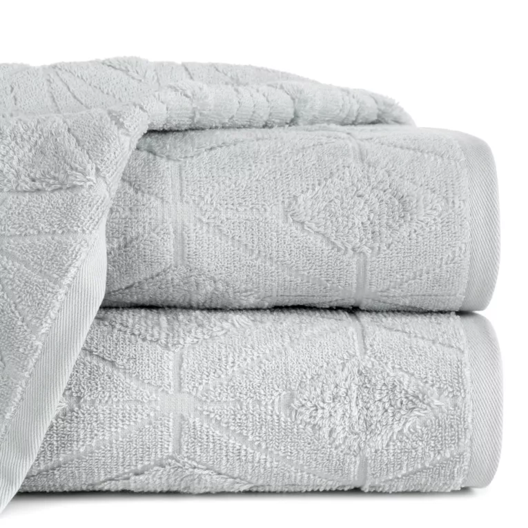 Ręcznik kąpielowy 50x90 cm bawełniany kolor jasnosrebrny zdobiony geometrycznym wzorem 500 g/m2 SENDI