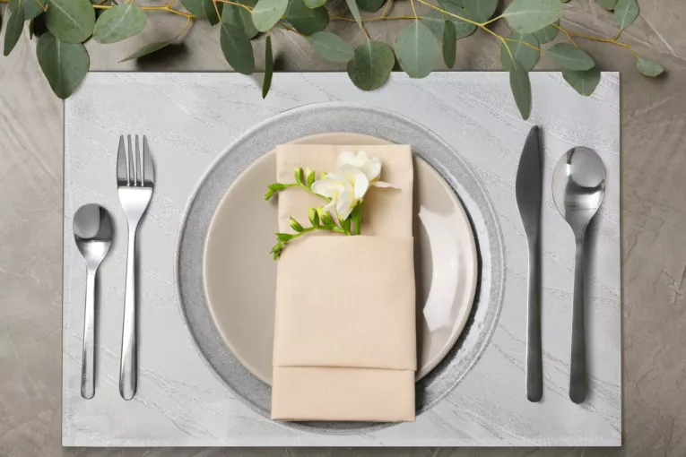 Komplet serwetek 4 szt 30x40 cm biały ERIKA przetykanych srebrną metaliczną nicią tworzącą wzór marmuru