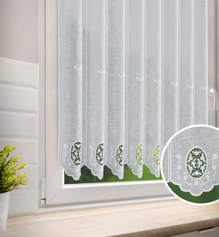 Tkanina firanowa zazdrostka z etaminy zdobiona ażurowym haftem