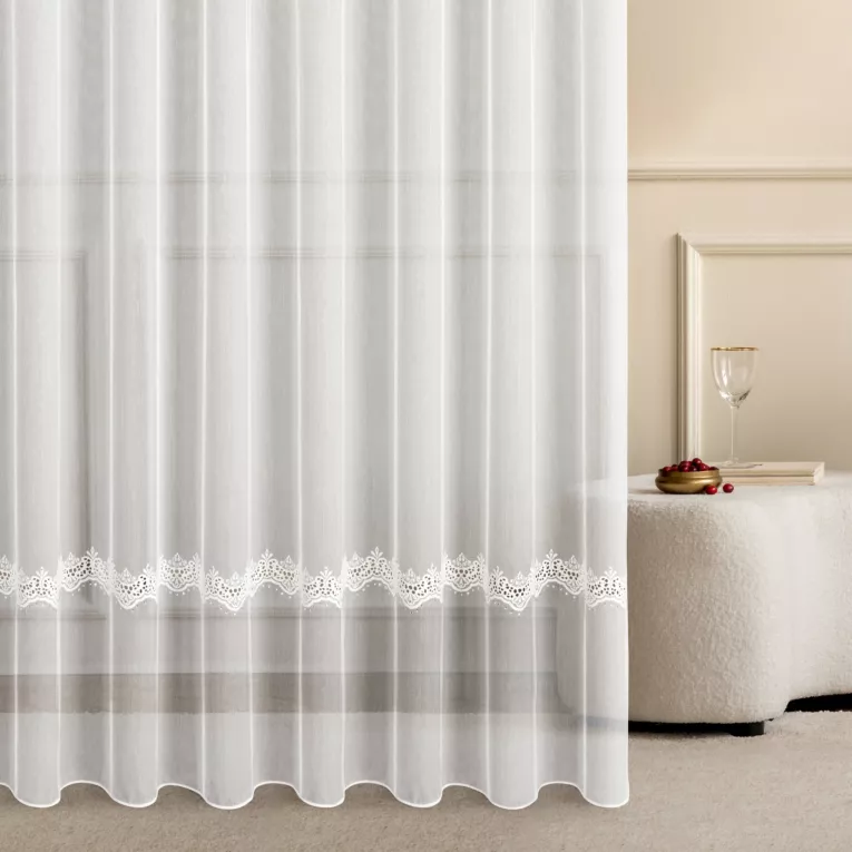 Firana szyta na flexach biała z tkaniny z efektem deszczyku, zdobionej haftem z kryształkami, wykończona podwójnym podwinięciem tkaniny
 i obciążniki