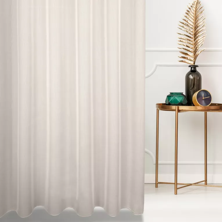 Firana szyta na taśmie 5 cm kremowa z miękkiej tkaniny o luźnym splocie i lekkim połysku, odporna na zaciągnięcia, wykończona obciążnikiem