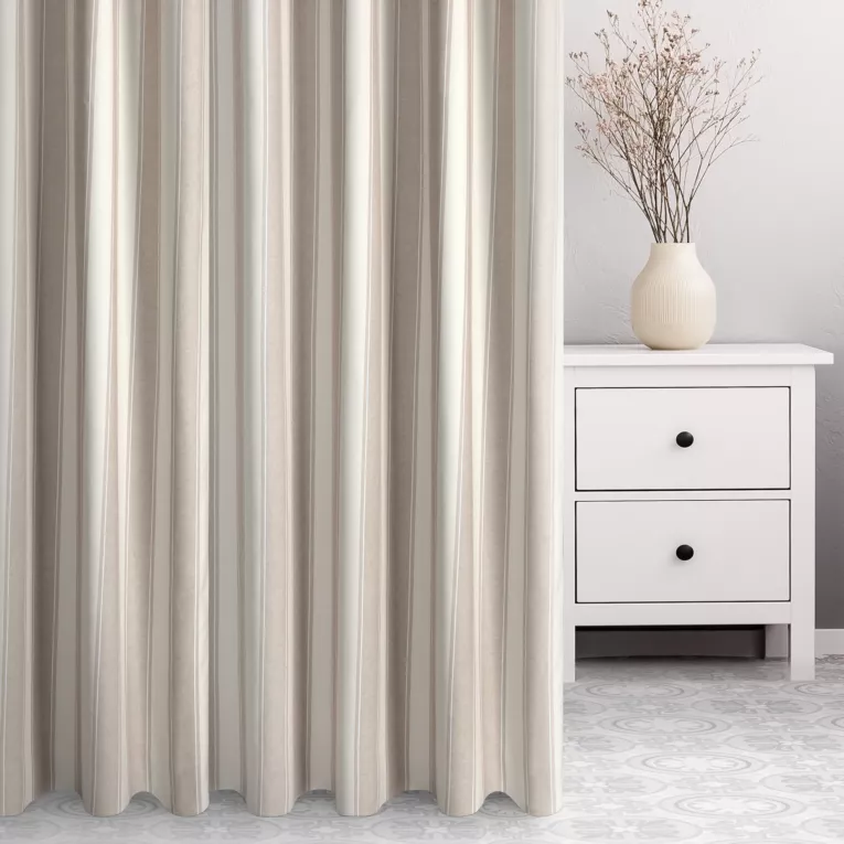 Zasłona szyta na taśmie 5 cm kremowo beżowa z tkaniny o naturalnym splocie z nadrukowanym wzorem w pasy