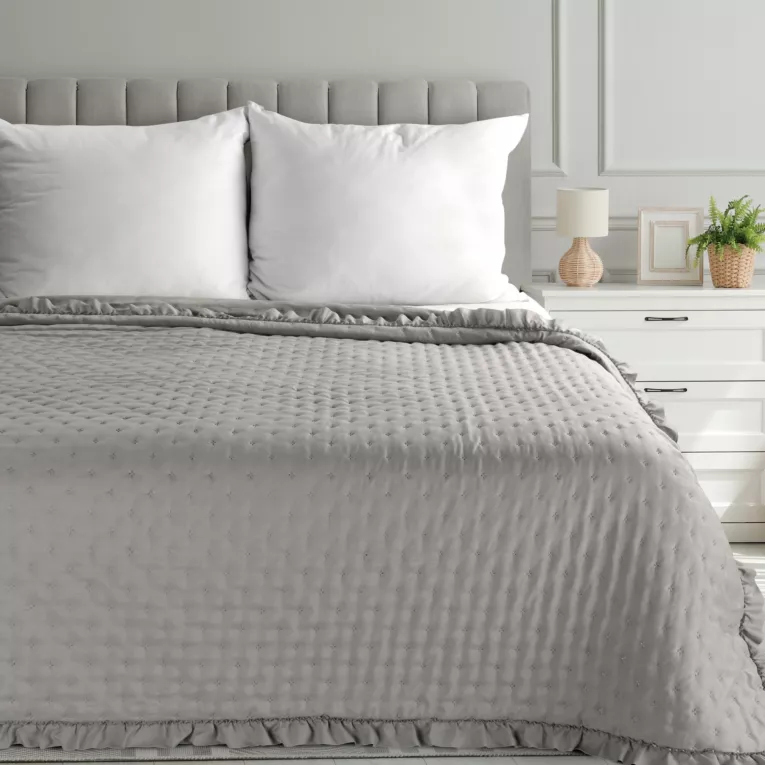 Narzuta szarobeżowa 170x210 cm obszyta falbaną pikowana techniką hot press LIBI 3 Eurofirany Classic